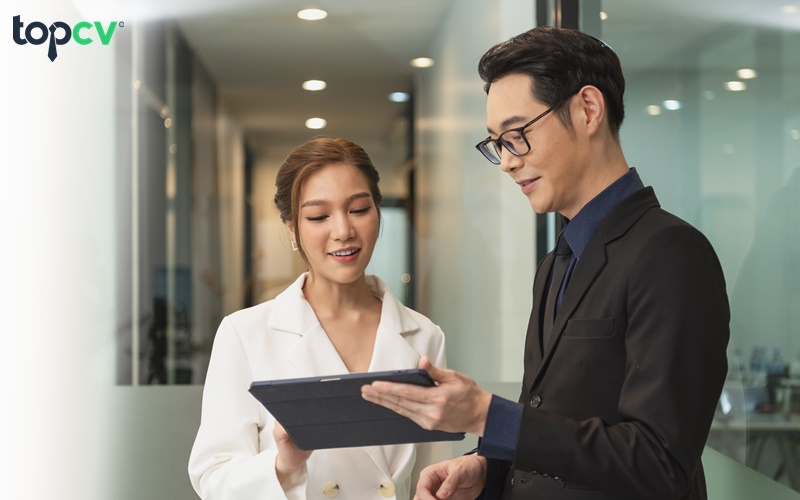 Lắng nghe là một kỹ năng vô cùng quan trọng của nhân viên kinh doanh